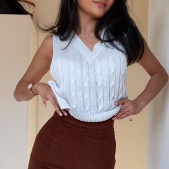 WHITE SWEATER VEST - Picture 2 of 2